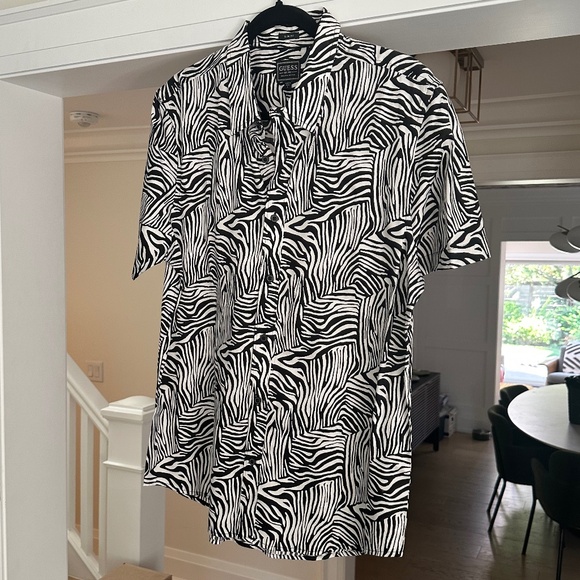 Men's GUESS Slim Fit Short Sleeve Military Inspired Zebra Shirt - Size Men's L - Picture 5 of 15